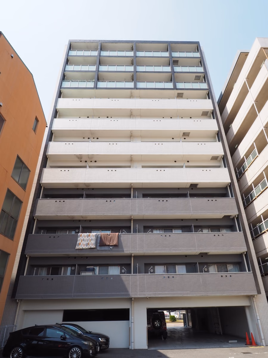 aLATO白壁の建物写真