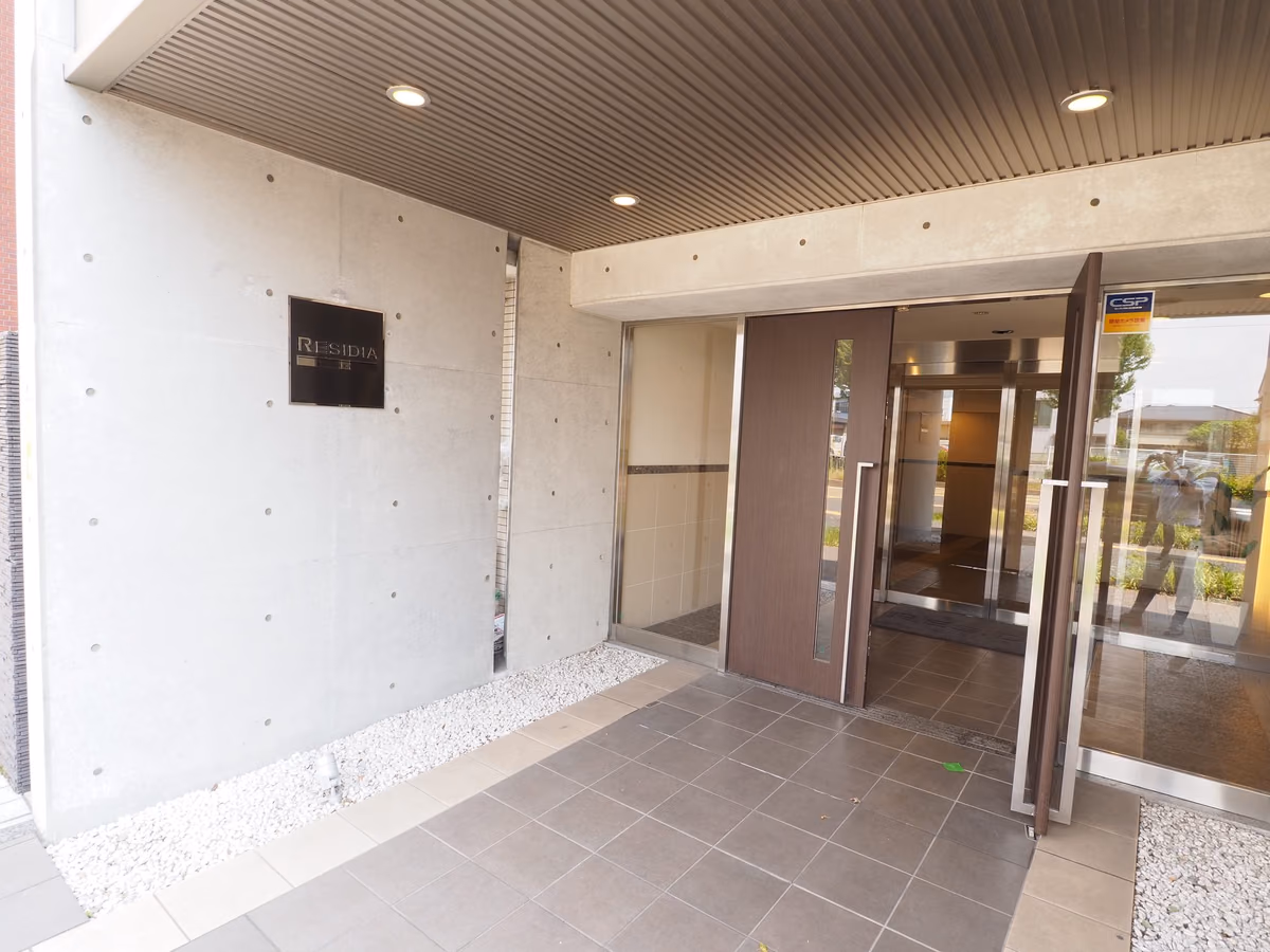 aLATO白壁の建物写真