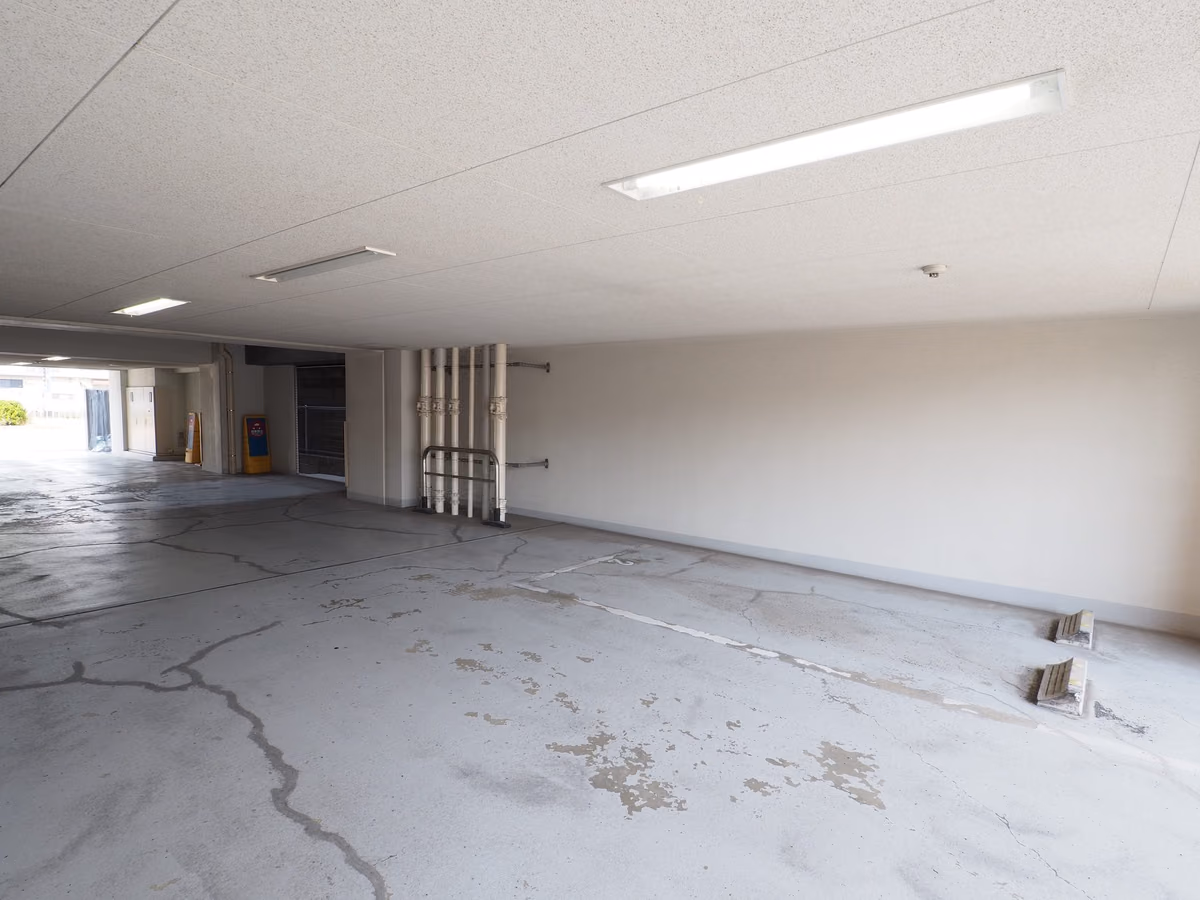 aLATO白壁の建物写真
