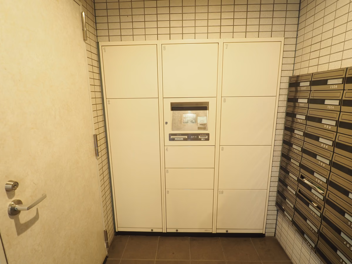 aLATO白壁の建物写真