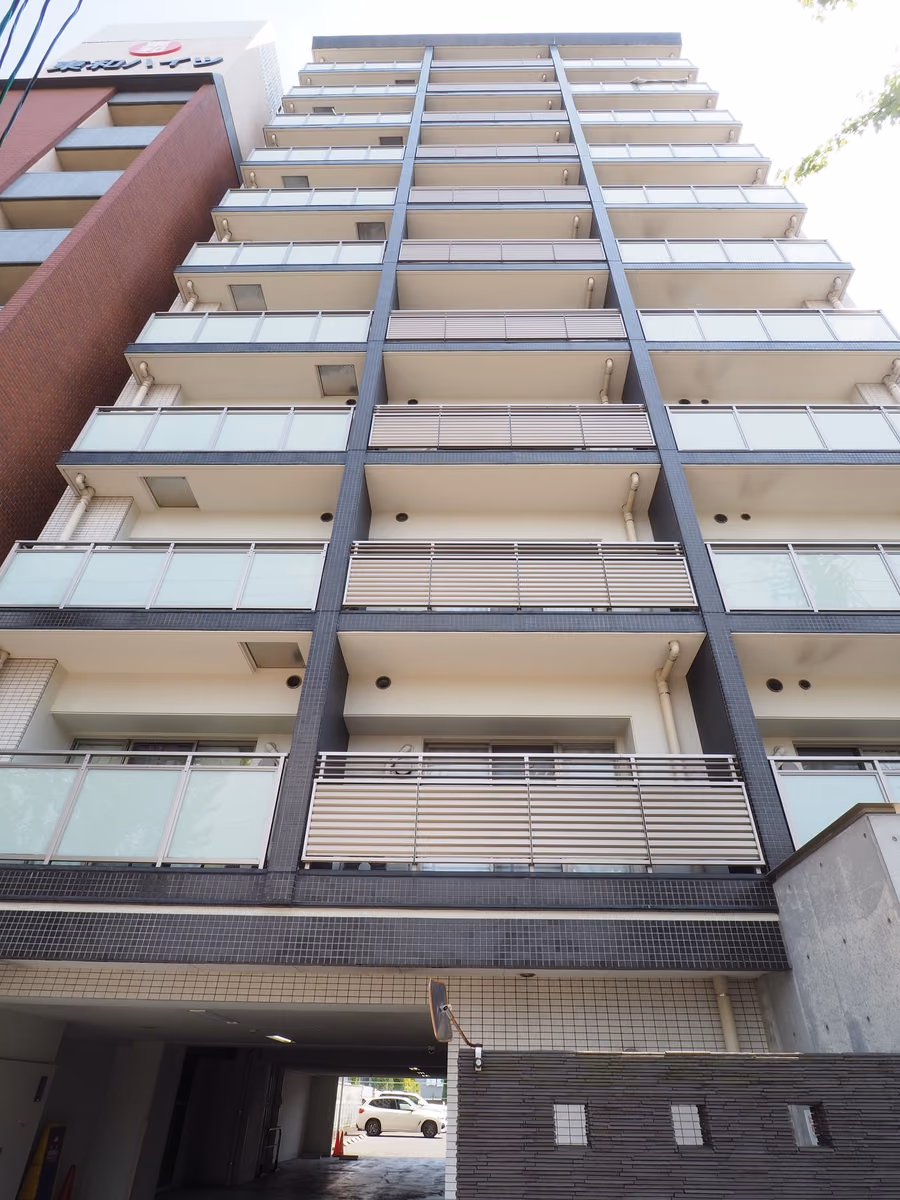 aLATO白壁の建物写真